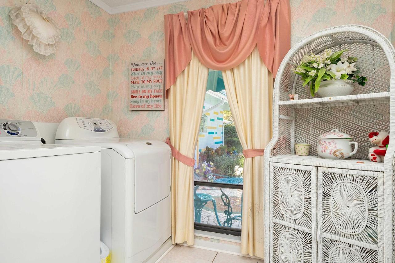 דירות וויקי וואצ'י Pams Mermaid House With Riverfront Yard And Lanai! מראה חיצוני תמונה